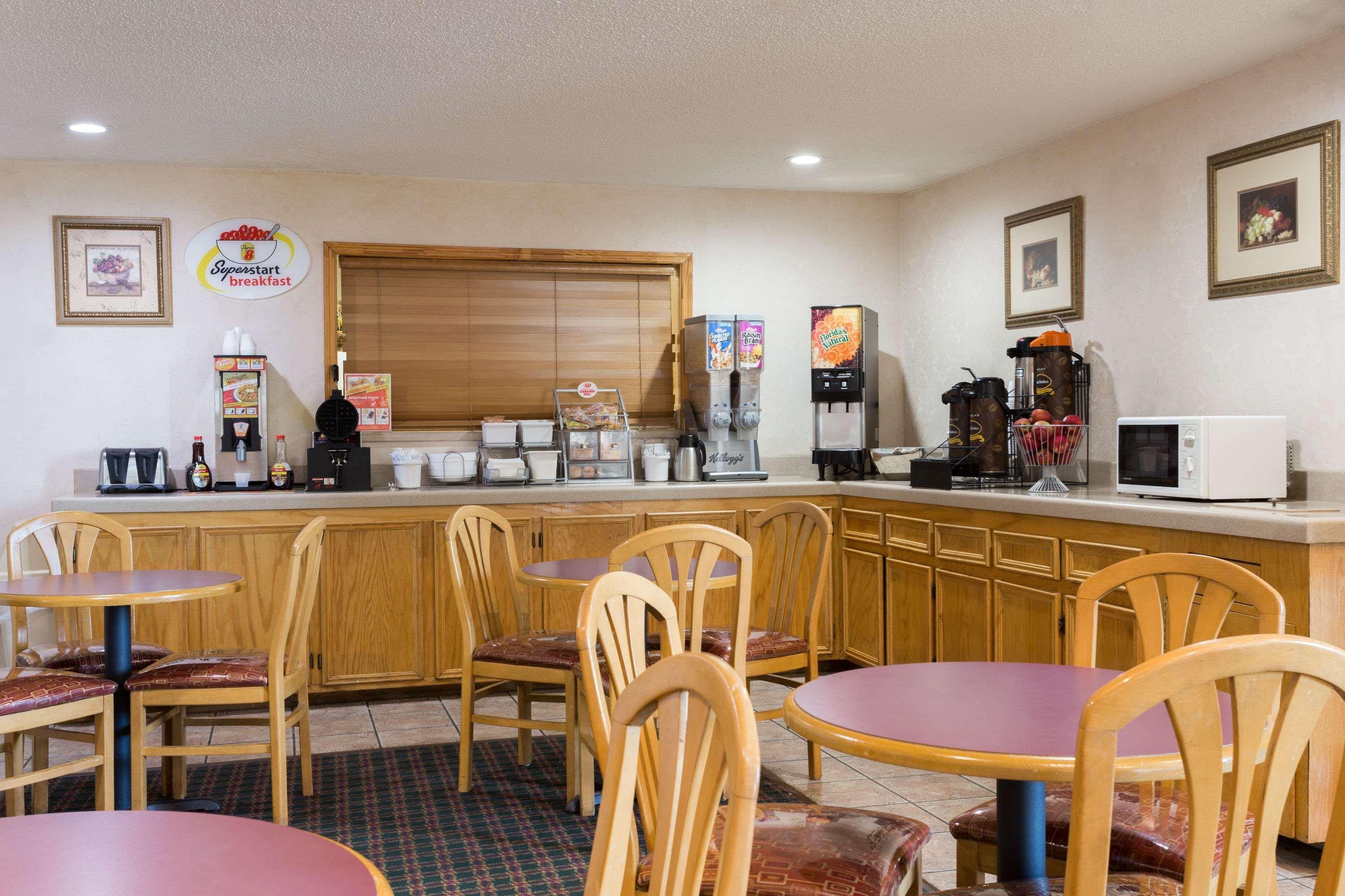 Super 8 By Wyndham Dickson Hotell Eksteriør bilde