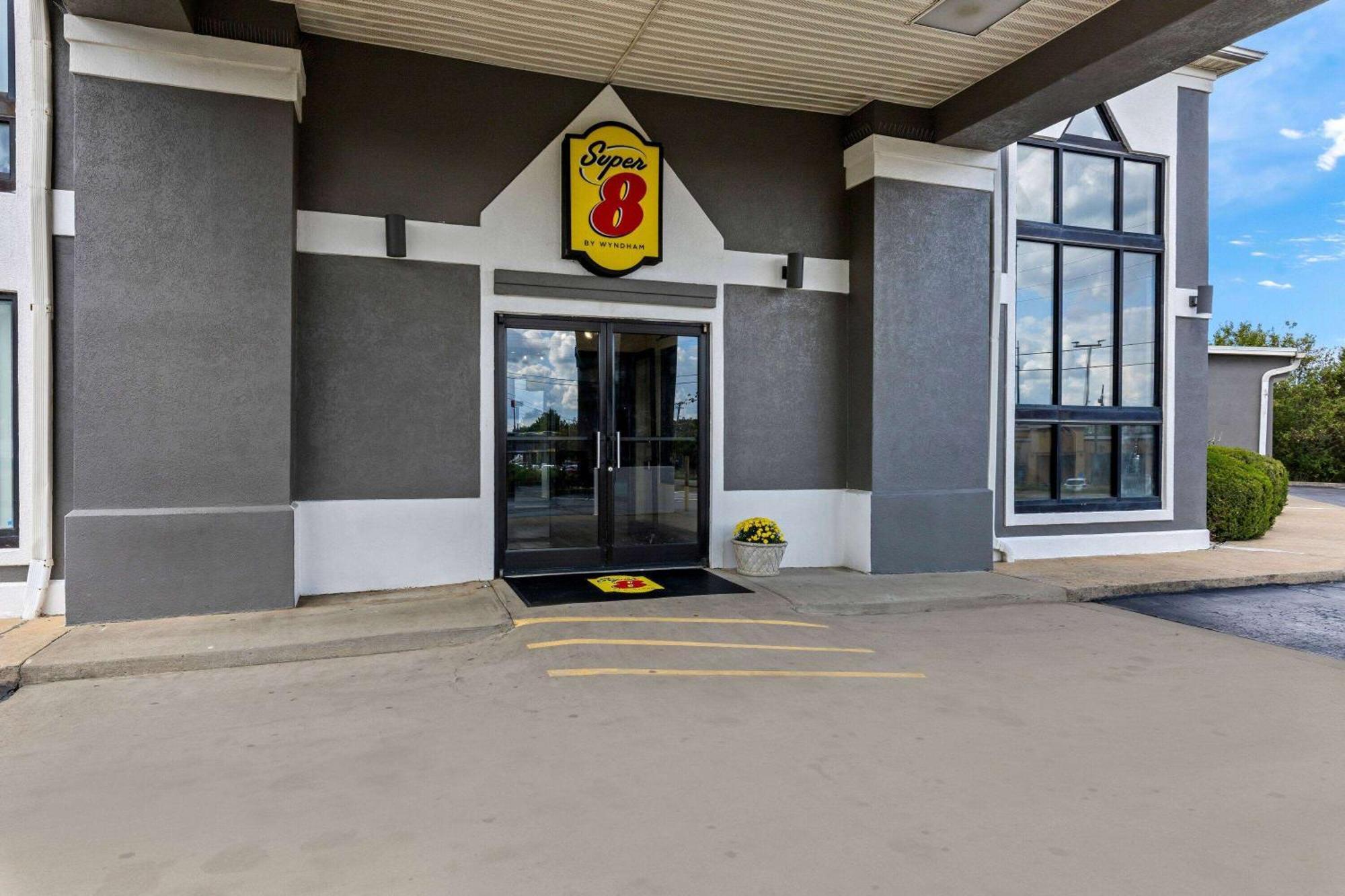 Super 8 By Wyndham Dickson Hotell Eksteriør bilde