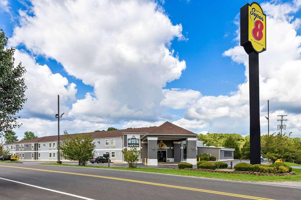 Super 8 By Wyndham Dickson Hotell Eksteriør bilde